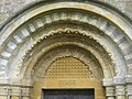 Portail à Guiting Power, Gloucestershire, imitant un opus reticulatum en relief sur le tympan.