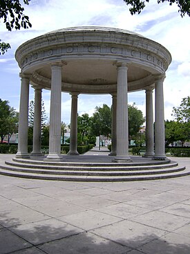 Monumento de estilo romando no parque "La Arcadia"