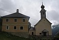 Die Vorderseite der Kirche in Teuchl (Österreich).