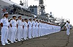 Japanska sjömän framför JDS Kashima i Pearl Harbor.