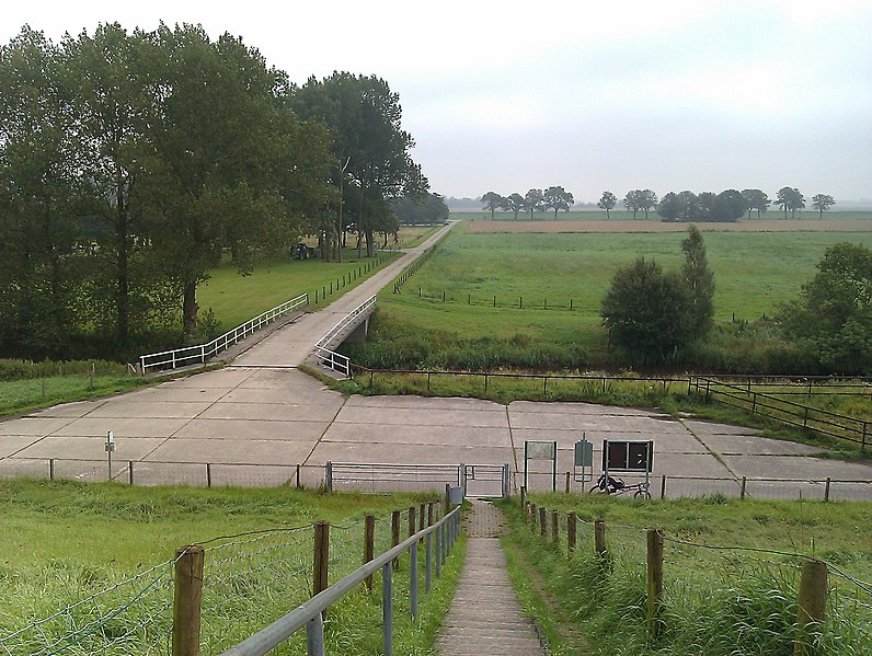 File:Uitzicht vanaf de dijk landinwaarts - panoramio.jpg