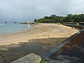 La plage de Lanvéoc : vue vers l'est depuis la cale du port.