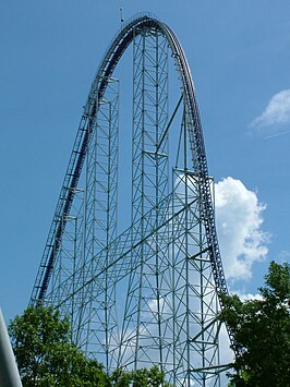 De optakeling en eerste afdaling van Millennium Force.