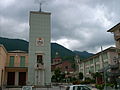 Il municipio e sullo sfondo il santuario di Nostra Signora dei Miracoli presso Cicagna, Liguria, Italia