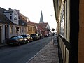 Teatret ligger i samme gade som Karnaphuset og Sct. Nicolai Kirke.