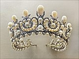 Perlen und Diamanten-Diadem der Kaiserin Eugénie, geschaffen zu ihrer Hochzeit mit Napoléon III., am 29. Januar 1853. 212 Perlen und 1998 kleine Diamanten in einer Fassung aus vergoldetem Silber (Galerie d’Apollon, Louvre)