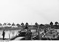 In mei 1940 stak het Duitse Pantser Regiment 35 met behulp van een pontonbrug de Maas in Maastricht over.