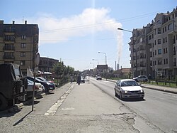 A város főutcája, a Koszovó A szénerőmű felé tekintve
