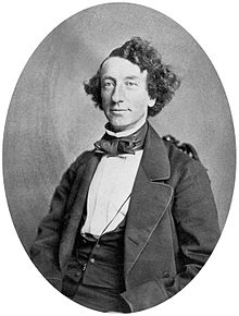 Photographie, plan taille, en noir et blanc, de John A. Macdonald.