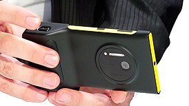 Nokia Lumia 1020 в специальном чехле Camera Grip