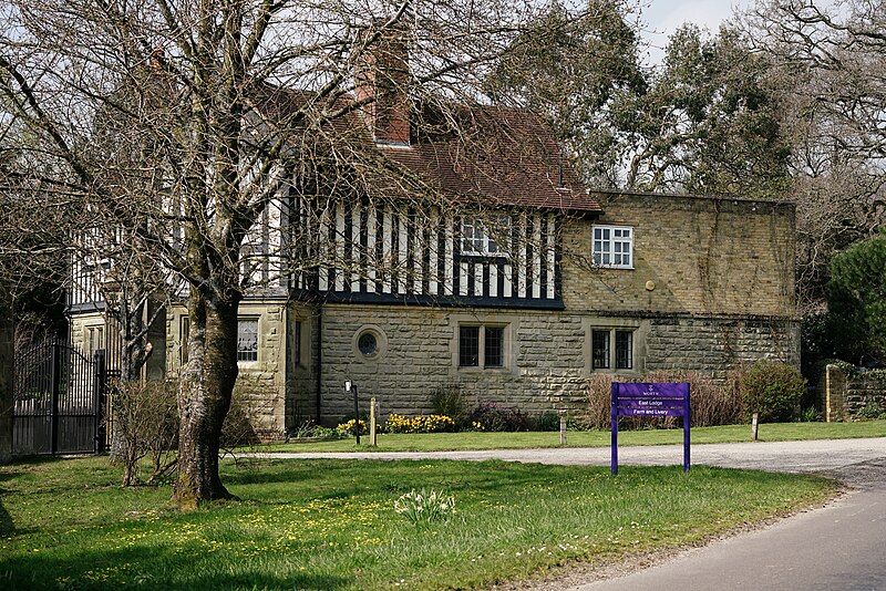 File:East Lodge - geograph.org.uk - 6106503.jpg