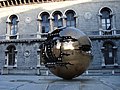 Scultura di Arnaldo Pomodoro di fronte alla biblioteca Berkeley