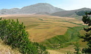 Piano Grande, Apennin, Italien; Polje in 1270 m; Entwässerung durch Ponor in der Rinne im Vordergrund