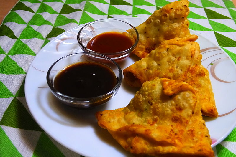 File:Samosa with tamarind chutney and tomato sauce.jpg