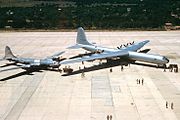 Um B-36 ao lado de um Boeing B-29 Superfortress.