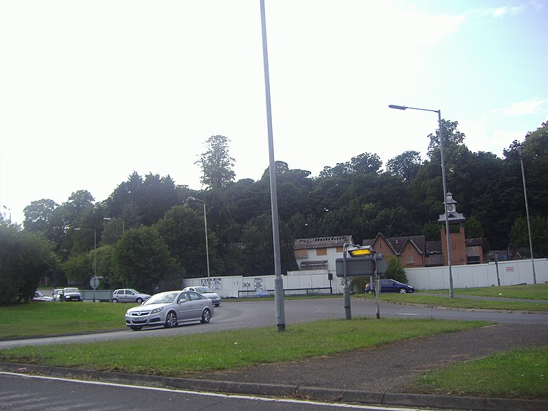 File:Derelict hotel on A1000 Welwyn - geograph.org.uk - 2536360.jpg