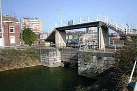 Écluse Chênée sortie du bief aval avec sa tête garde et sa passerelle.