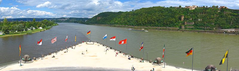 Blick auf das Deutsche Eck an der Moselmündung in Koblenz (vom Denkmal aus).