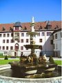 Brunnen im Hof des Schlosses Elisabethenburg