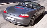 Porsche Boxster circa 2004, con parabrisas de plástico transparente desmontable e unha parte superior doblada en Z, elevable automaticamente en 12 segundos[5] tun teito duro opcional de 23 kg. (non se mostra)