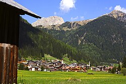 Centro di Canazei cinta dalle montagne sullo sfondo