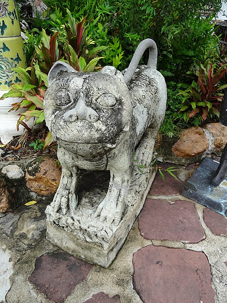 File:Cat statue at Wat Pho.jpg