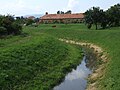 Granica biegnąca ciekiem wodnym pomiędzy Sátoraljaújhely (na lewo) a Slovenskim Novym Mestem