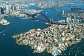 La badia de Sydney des de l'aire, amb l'Òpera a l'esquerra i el pont.