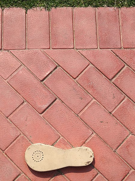 File:Detail of Sidewalk with Step Marking Gandhi's Walk to Death - Gandhi Smriti - New Delhi - India (12771203365).jpg