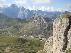 Vue sur le col depuis le chemin qui mène au sommet homonyme.