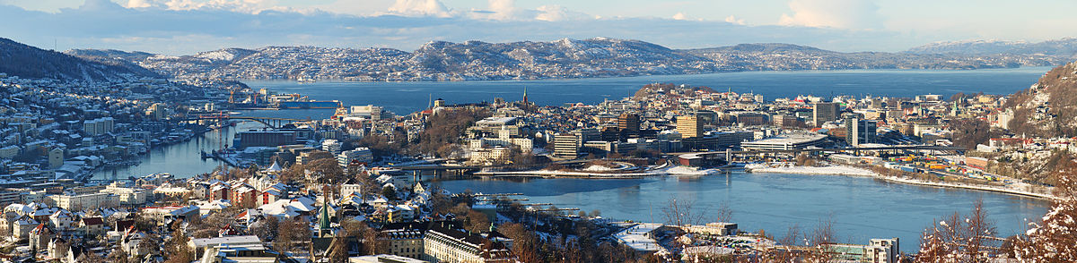 Utsikt mot Bergens centrala delar från sydost. Årstad i förgrunden, Laksevåg till vänster, Askøy i bakgrunden.