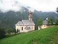 Die Rückseite der Kirche in Teuchl.