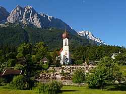 Grainau với nhà thờ, đằng sau là ngọn núi Zugspitze