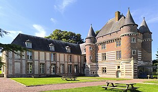 Le donjon et le logis du XVIe siècle.