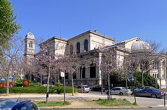 Le square Pierre-de-Gaulle et l'église Saint-François-Xavier.