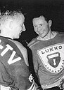 Yrjö Hakala ja Teppo Rastio kättelevät ystävällisissä tunnelmissa ottelun jälkeen. (1963).