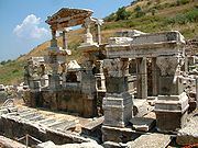 Efes'te bulunan Trajan Nymphaeum'u.