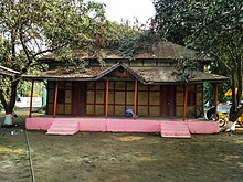 Ngôi nhà hai tầng truyền thống bằng tôn ở Bangladesh