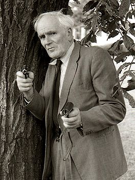 Akteur Desmond Llewelyn spile Q yn op twa nei alle James Bond-films fan Eon Productions oant syn ferstjerren yn 1999.