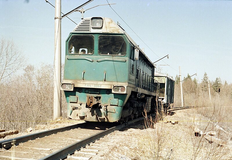 File:TE114-0068 with hopper car.jpg