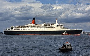 Red Funnel tug Chale turning Queen Elizabeth 2