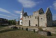 Egy dörgicsei templomrom, mögötte az evangélikus templommal