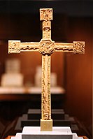 Cloisters Cross, cruz d'altar fecha en colmillu de morsa (sieglu XII).