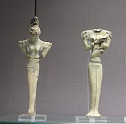 Dues figuretes femenines de fang de l'època Obeid. Museu Britànic.