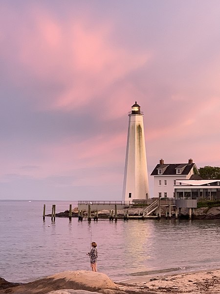 File:New London Harbor Light 2020.jpg