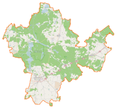 Mapa konturowa powiatu chojnickiego, w centrum znajduje się owalna plamka nieco zaostrzona i wystająca na lewo w swoim dolnym rogu z opisem „Zapora”