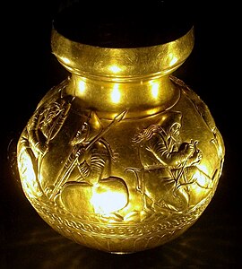 Vase en or gréco-scythe du kourgane de Koul-Oba, Crimée, représentant des guerriers scythes.