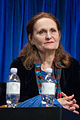 Beth Grant interpreta Beverley Janoszewski