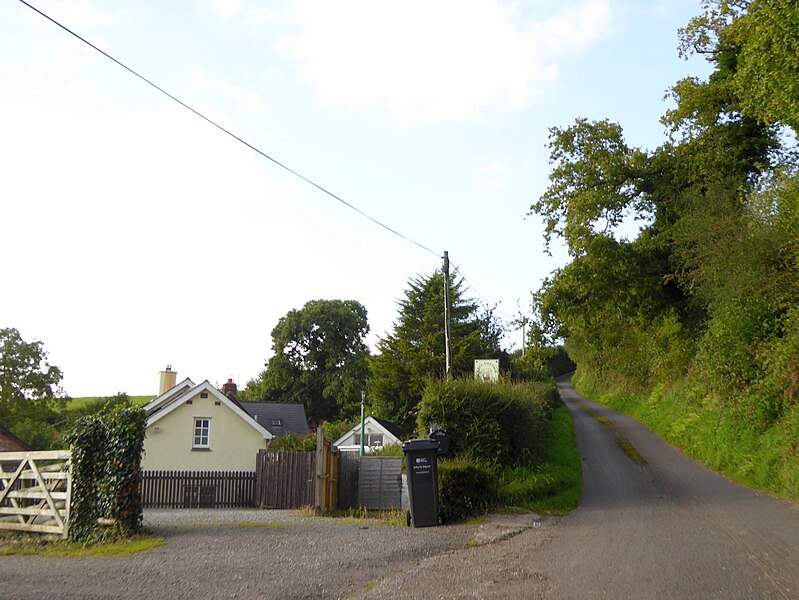 File:Cottages on the western slope of Croydon Hill - geograph.org.uk - 4659046.jpg