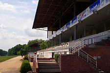 Im Film treffen Timm Thaler und Baron Lefuet bei einem Pfer­de­ren­nen erstmals auf­ein­ander. Ge­dreht wurden die Aufnahmen an den Galopprennbahnen in Halle und in Hoppegarten (li.) Aus dem Berliner Kammergericht (re.) wurde im Film ein Grand Hotel